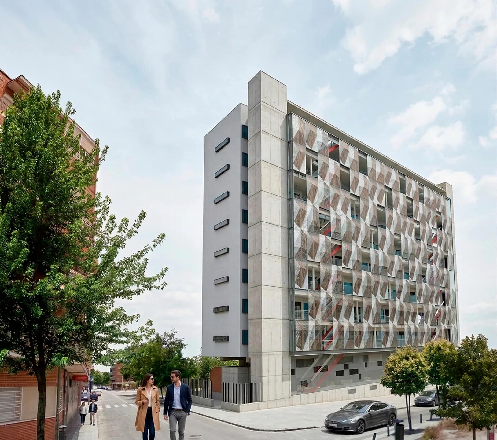 106 viviendas VPO en Vallecas, Madrid: edificio con fachada de celosía