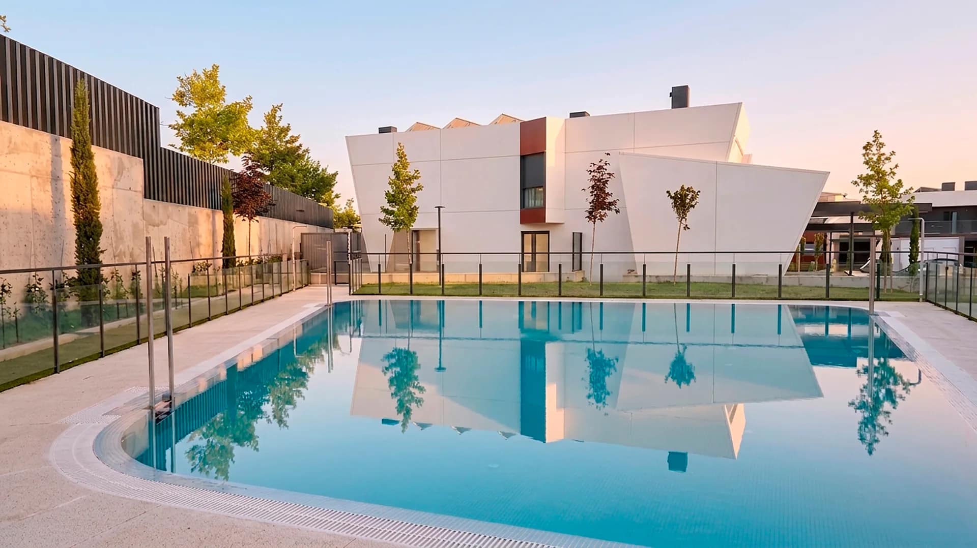 Piscina comunitaria del residencial e-domus III en Boadilla del Monte