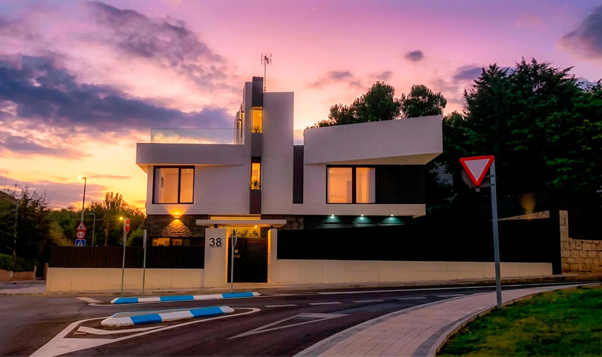 Casa KA en Las Rozas de Madrid: fachada al atardecer con iluminación exterior