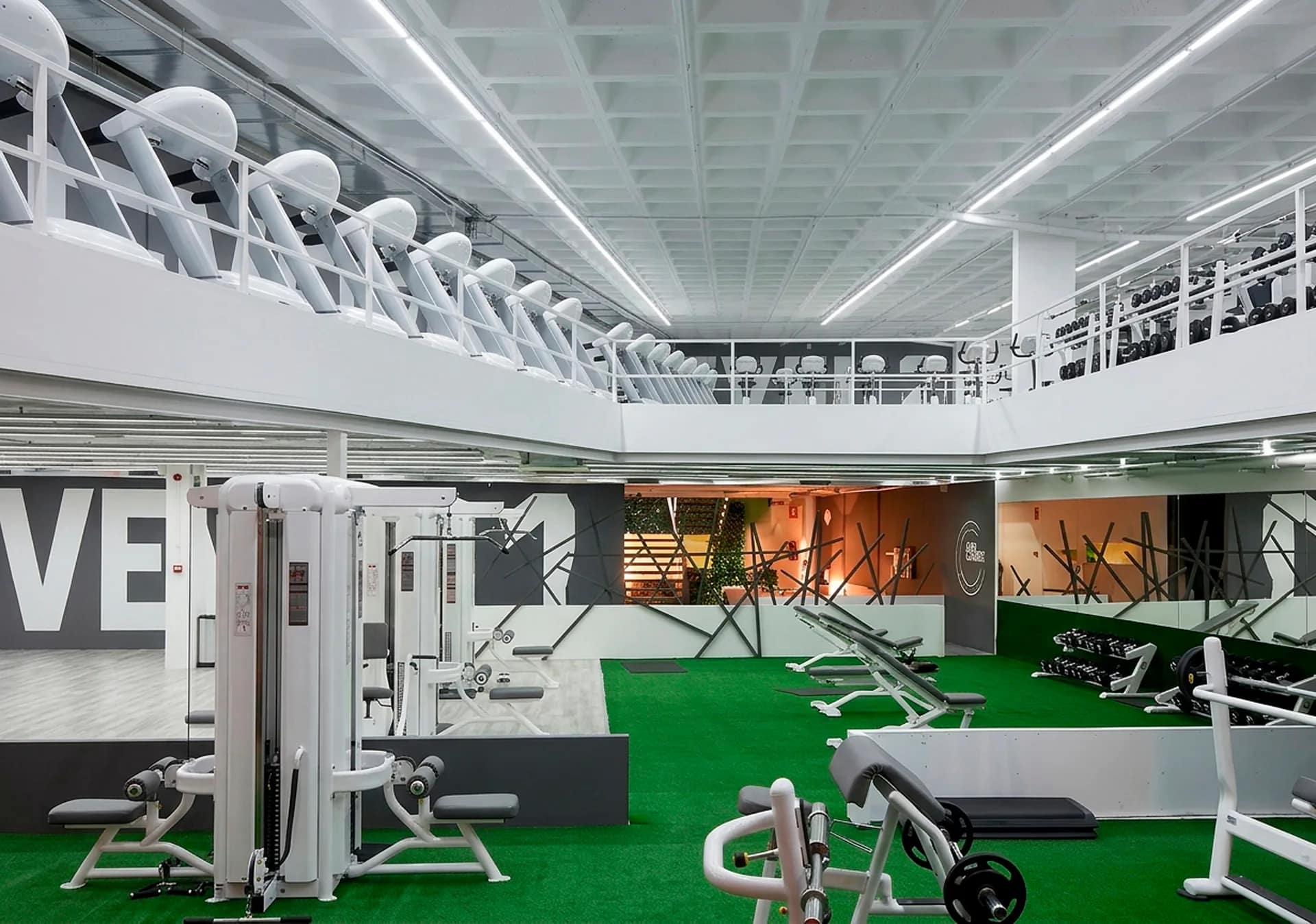 Sala de entrenamiento de doble altura en GYMAGE Madrid