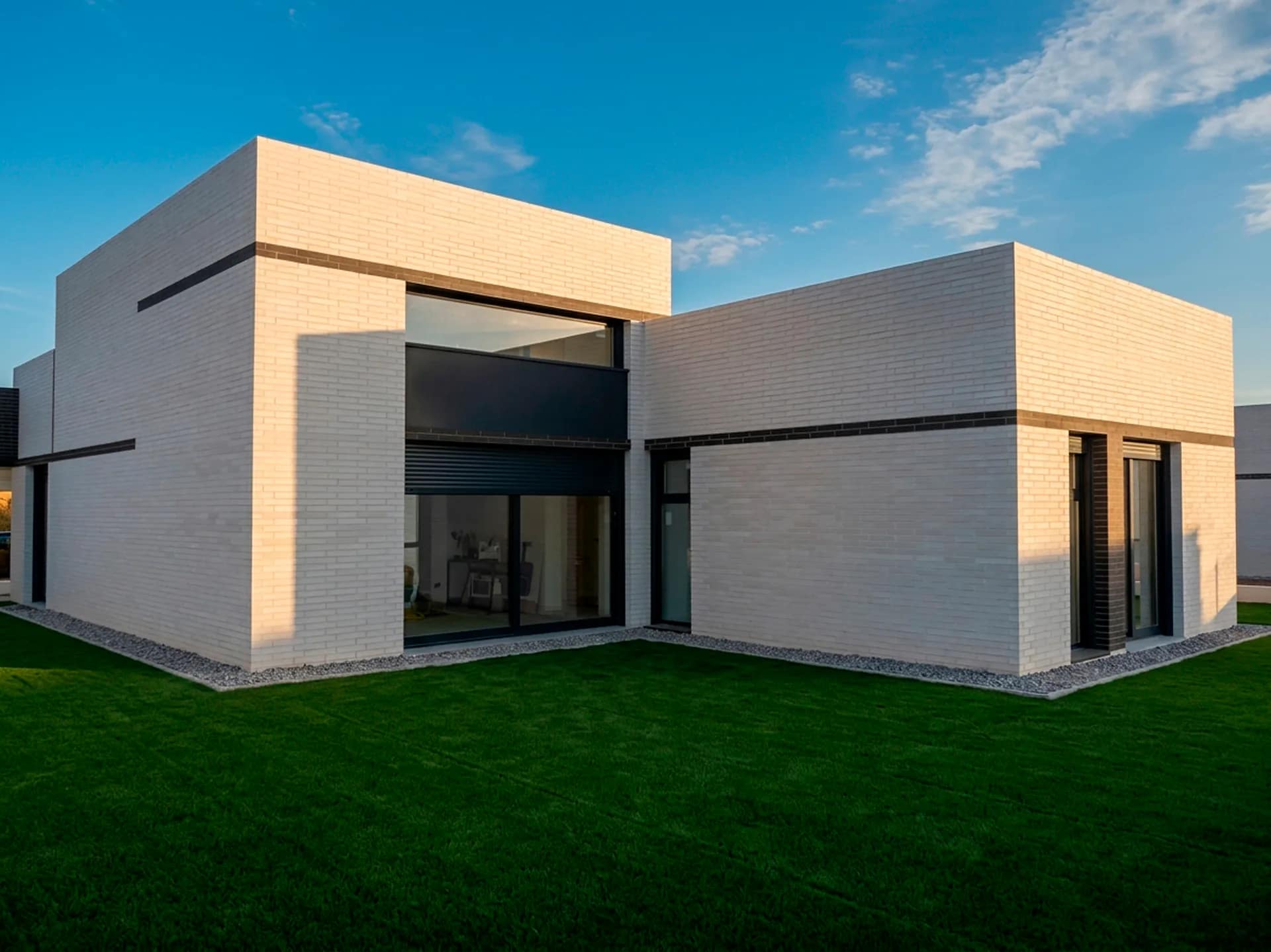 Lacalma Residencial en Toledo: vivienda unifamiliar de ladrillo blanco