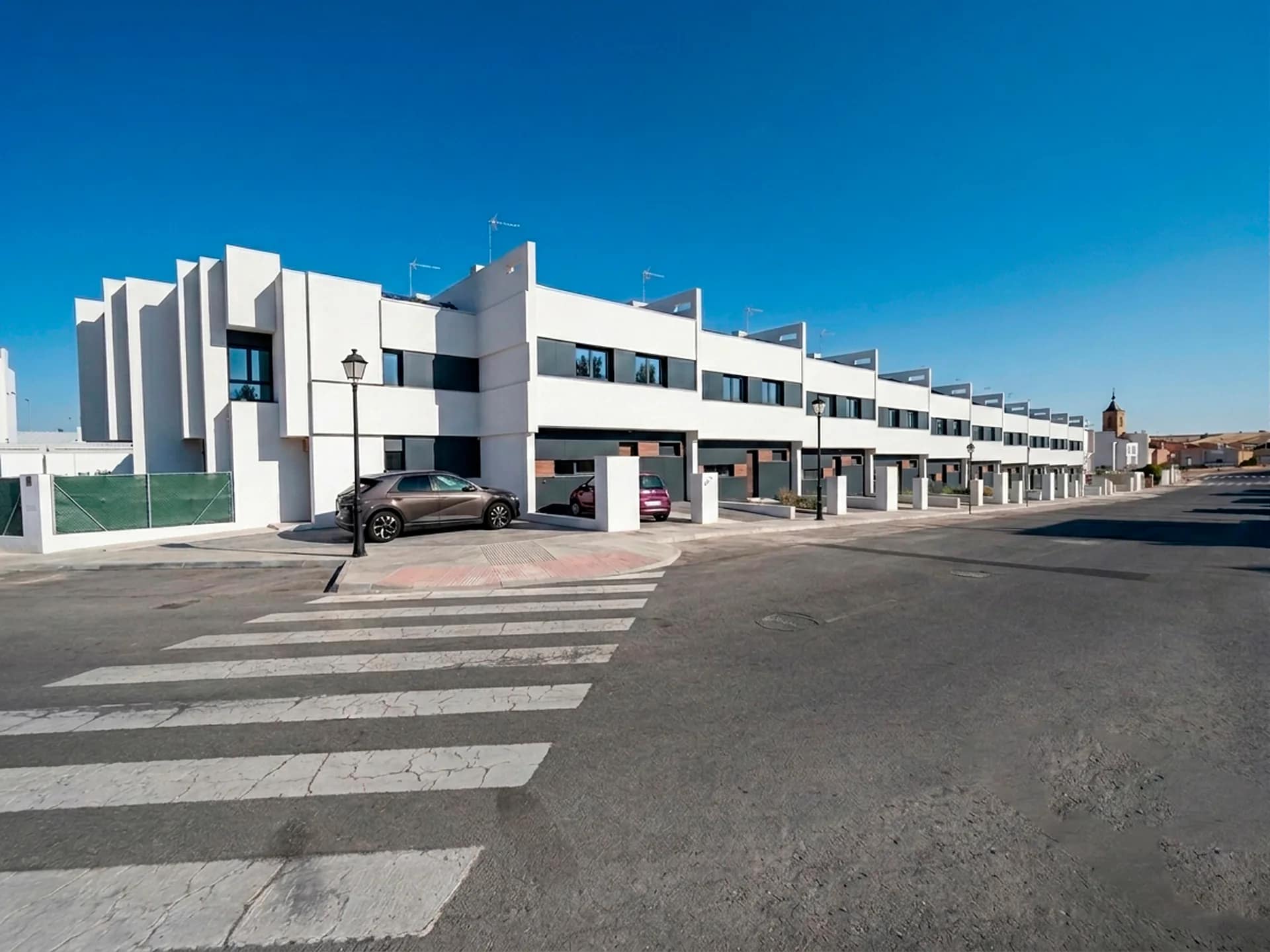 Onze Residencial en Ajalvir: viviendas en hilera desde la calle