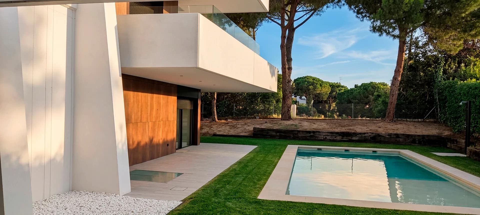 Voladizo blanco sobre la piscina en la Casa Sollube