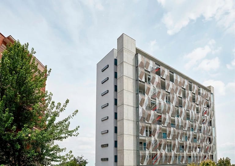106 viviendas VPO en Vallecas, Madrid: edificio con fachada de celosía