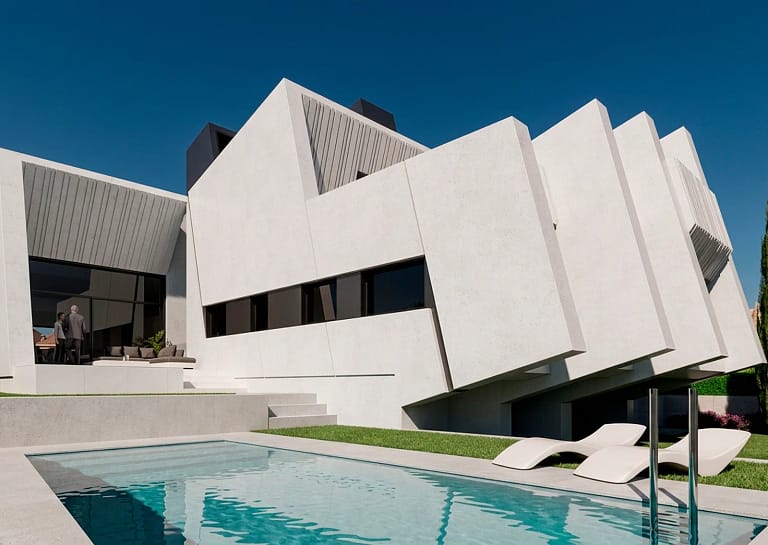 Casa Ponce en Serranillos del Valle: piscina y fachada de volúmenes blancos
