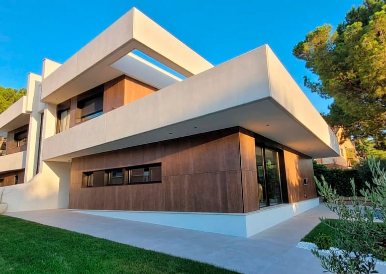 Casa Sollube en Boadilla del Monte: volúmenes blancos y madera desde el jardín