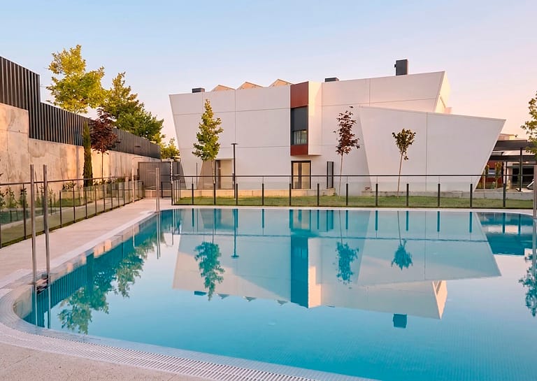 Piscina comunitaria del residencial e-domus III en Boadilla del Monte