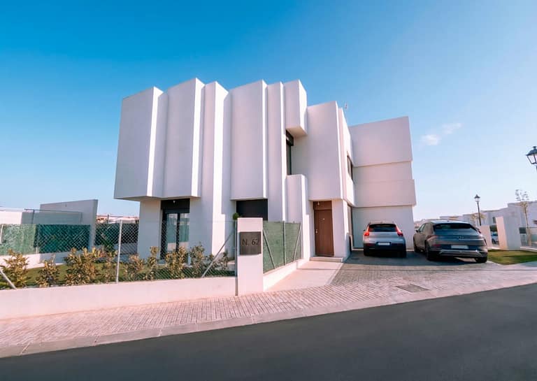 Testero de volúmenes blancos de Onze Residencial en Ajalvir