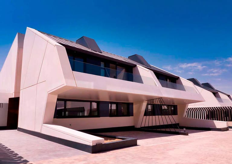 Volúmenes angulosos de las viviendas Prado del Mediodía en Boadilla del Monte